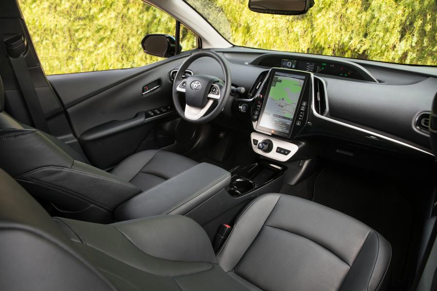 Интерьер Toyota Prius Prime 2016 года  (NA) (фото 8 из 55)